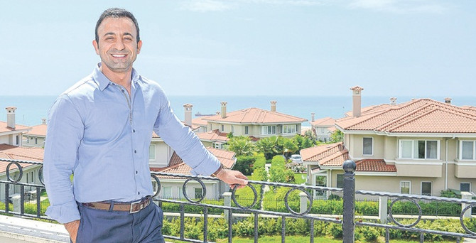Önünde tekne bağlanan villa yaptı