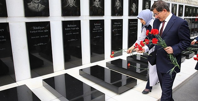 Davutoğlu, Aliyev’in kabrini ziyaret etti
