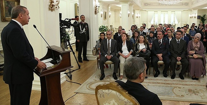 Erdoğan kurtulan rehineleri kabul etti