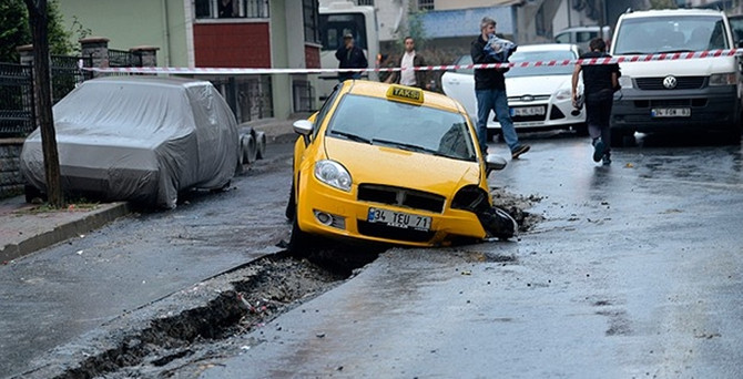 Sağanak nedeniyle asfalt çöktü
