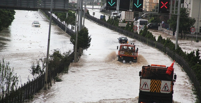 Dalgalar Karadeniz Sahil Yolu'nu trafiğe kapattı
