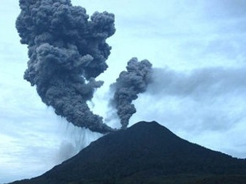 Sinabung Yanardağı faaliyete geçti