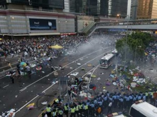 Hong Kong'da çevik kuvvet sokaklardan çekildi