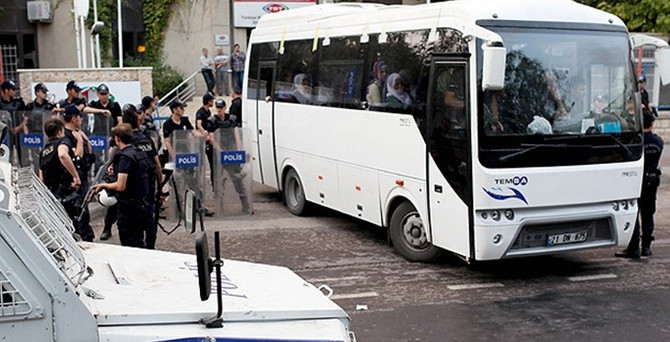 Diyarbakır ve Siirt'te 61 kişi tutuklandı