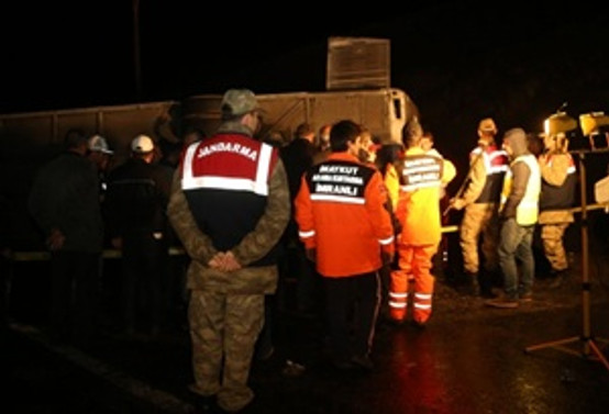 Polis otobüsü devrildi: 3 şehit