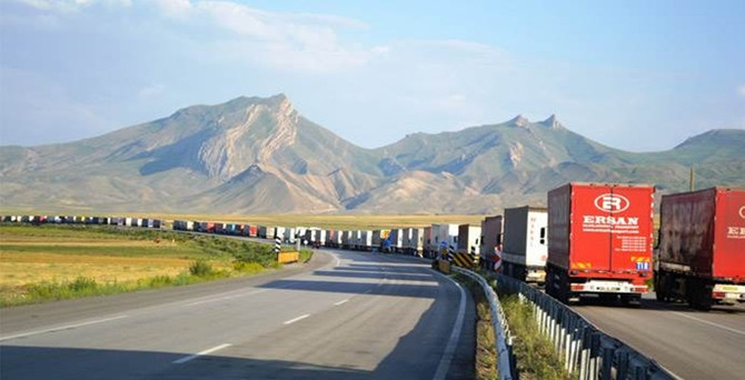 İran'dan Türk TIR'larına bir darbe daha