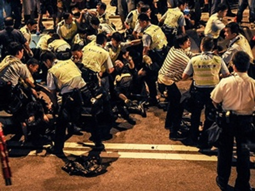 Hong Kong polisi göstericileri dağıtmak için güç kullandı