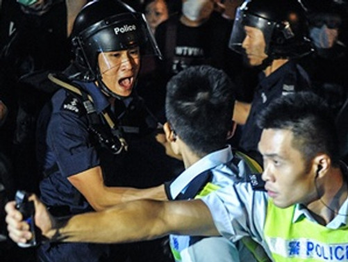 Hong Kong'da polis göstericilere müdahale etti