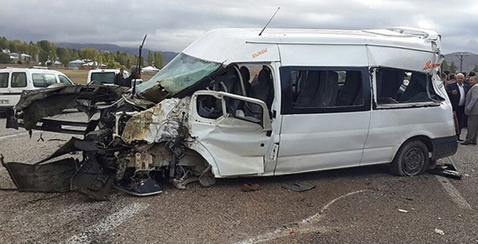 Öğrenci servisi askeri araçla çarpıştı: 14 yaralı