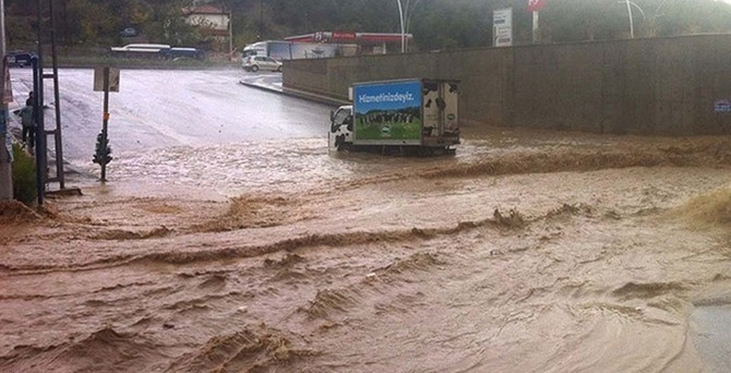 Ankara'yı sel vurdu