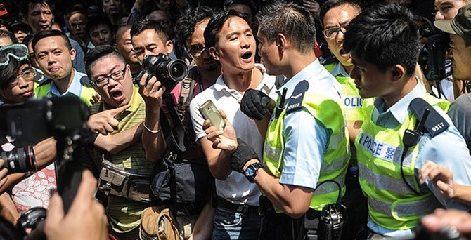 Hong Kong polisi yine güç kullandı