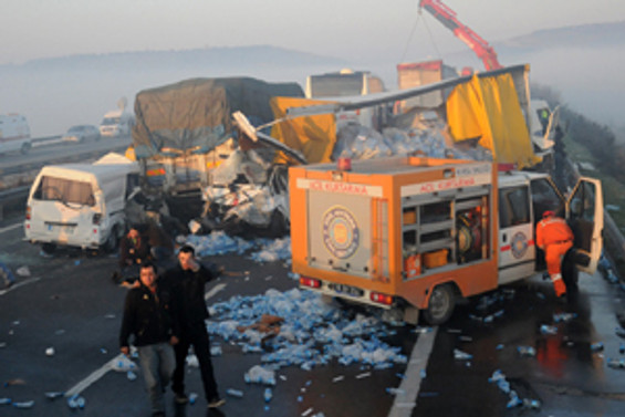 Alev alan otomobilde 5 kişi yanarak öldü