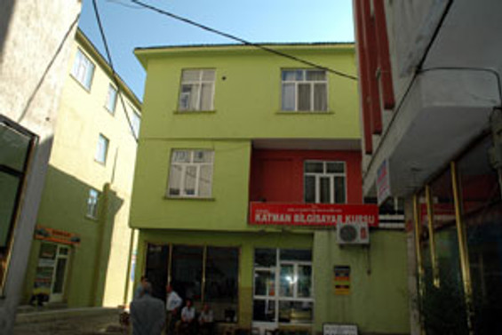 AK Parti binasına roketli saldırı