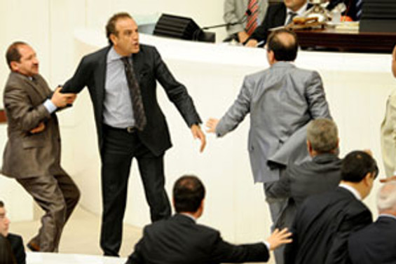 Meclis'te kavga çıktı