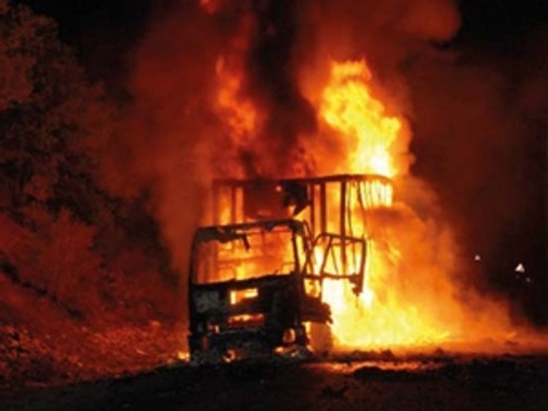 Tunceli'de teröristler araç yaktı