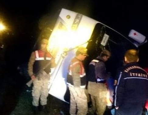 İşçi servisi devrildi: 23 yaralı!