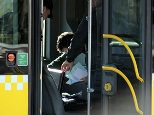Metrobüste şüpheli çanta paniği