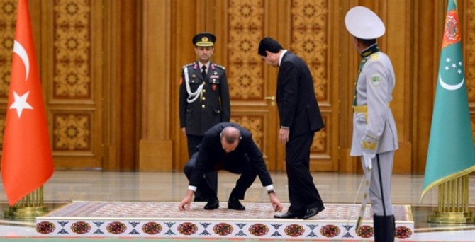 İki bayrağı da yerden alıp cebine koydu