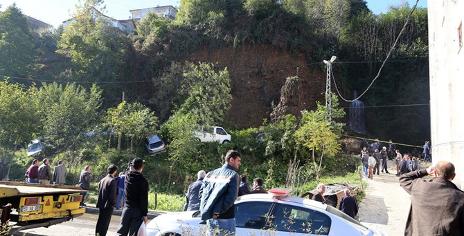 Rize'de heyelan: 6 araç toprak altında!