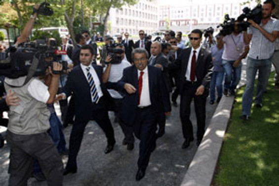 Başbakanlık binasına çelenk bırakmayı denedi