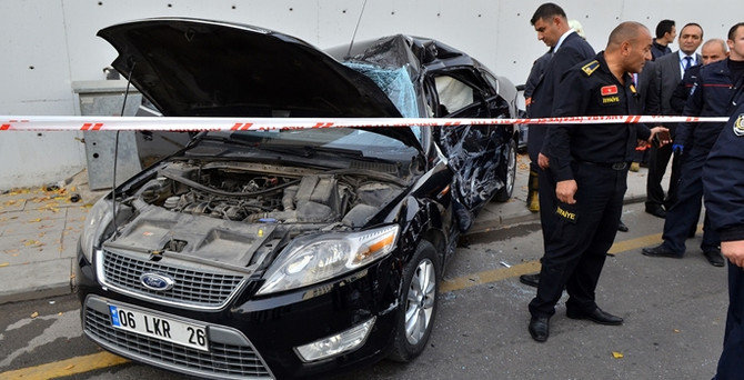 AK Partili vekil, Genel Merkez önünde kaza yaptı