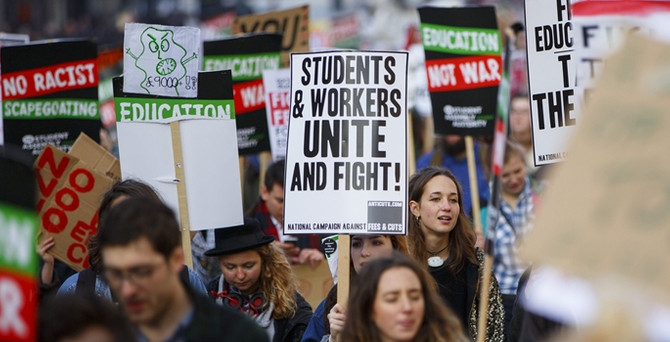 Londra'da 'ücretsiz eğitim' protestosu