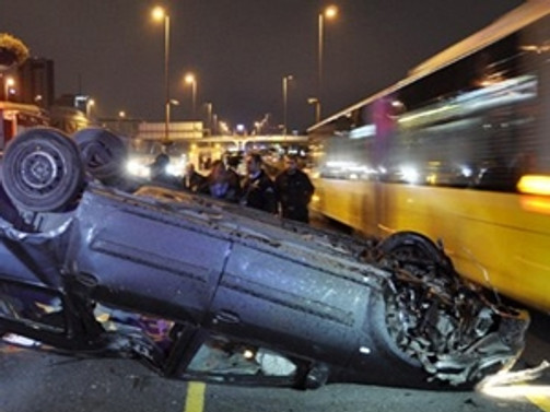 Metrobüs yolunda takla attılar