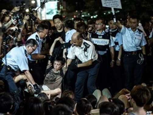 Hong Kong'da göstericiler polisle çatıştı