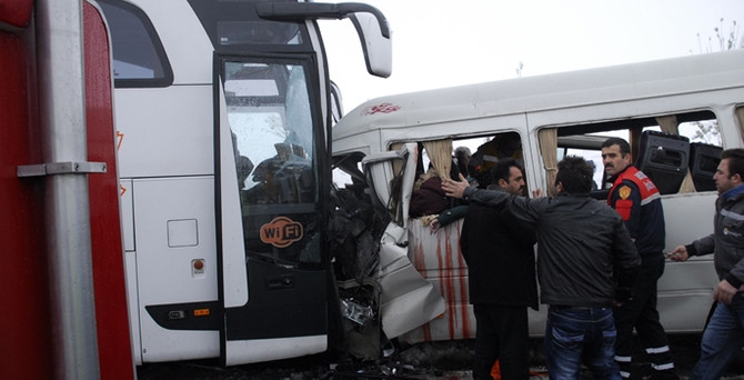 Öğretmen servisiyle otobüs çarpıştı: 2 ölü 11 yaralı