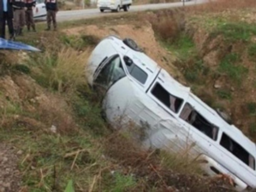 İşçileri taşıyan midibüs devrildi: 17 yaralı