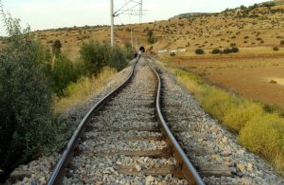 Sıcaklar, tren devirdi
