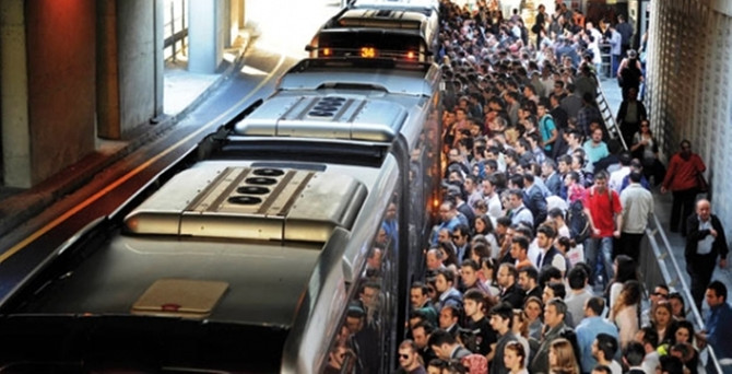 Boş metrobüs gelmedi vatandaş eylem yaptı