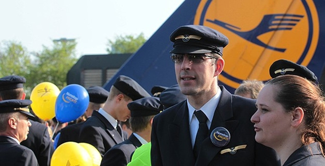 Pilotlar greve gitti, bin 450 uçuş iptal