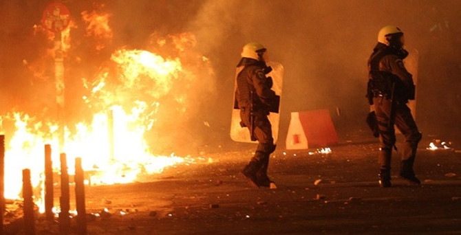 Komşu'da göstericilerle polis çatıştı: 15 gözaltı