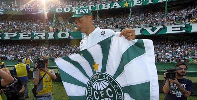 Alex futbola veda etti