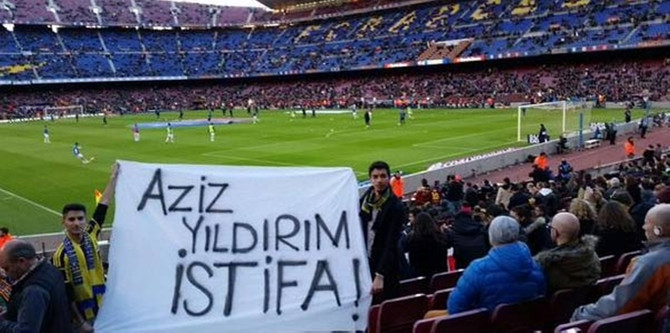 Nou Camp'ta Aziz Yıldırım pankartı