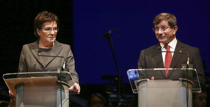 Davutoğlu'ndan açıklama: Polonya'yla vizeler kalkıyor!