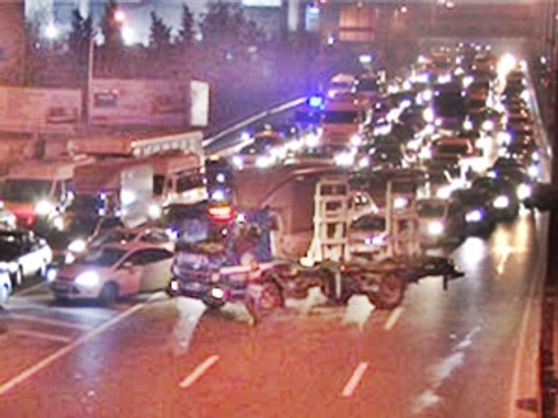 Haliç'te lastikler patladı, trafik durdu!