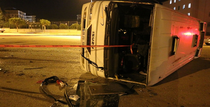 İşçileri taşıyan midibüs kaza yaptı: 20 yaralı