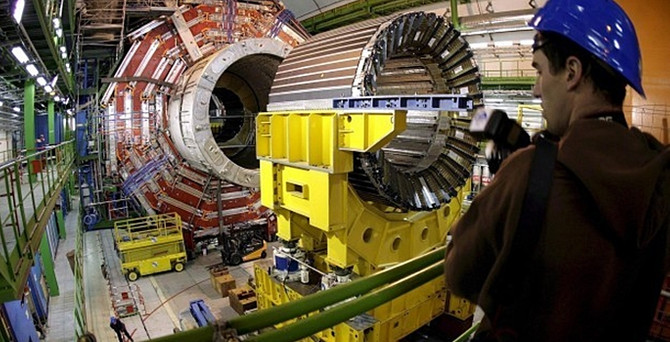 Tekrar atomları çarpıştırmaya başladı