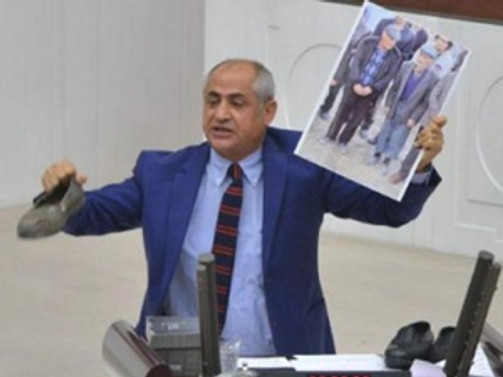 Meclis'te 'lastik ayakkabılı eylem'
