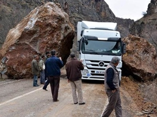 Yola dev kayalar düştü
