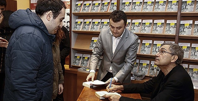 Orhan Pamuk'a imza kuyruğu