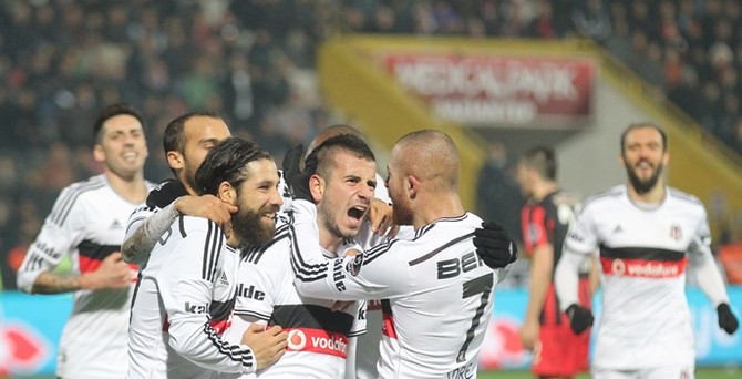 Kartal zirveyi bırakmıyor