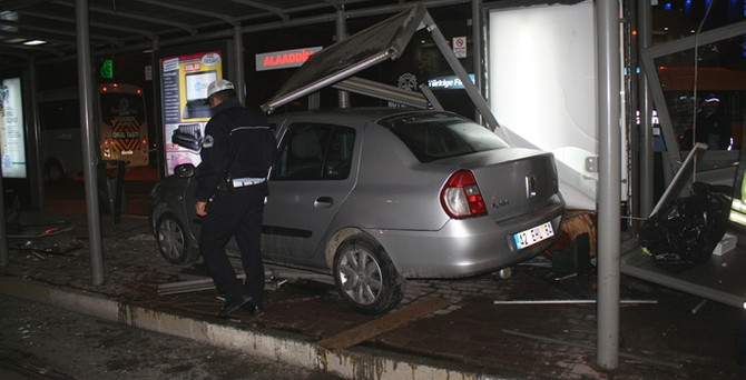 Otomobil tramvay durağına girdi!