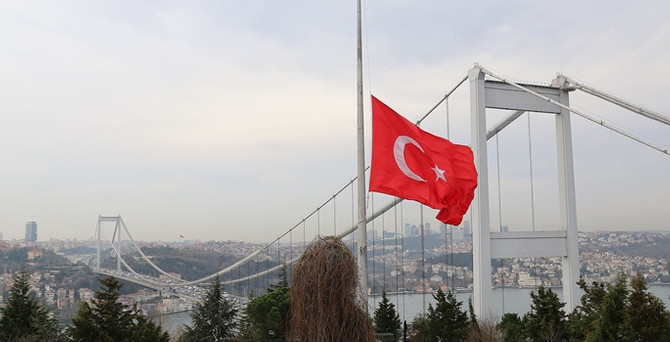 Bayraklar, Pakistan için yarıya indirildi