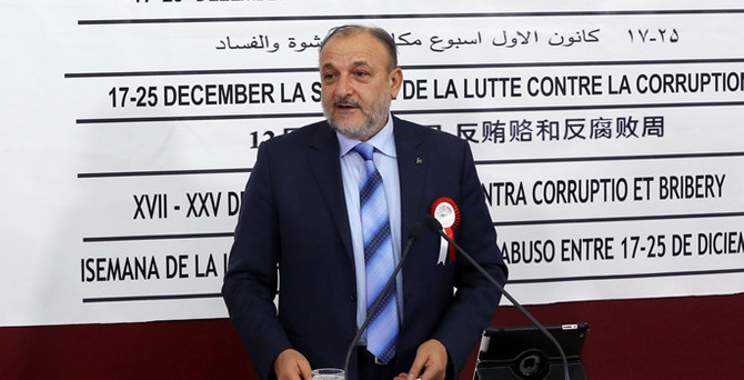 8 dilde "17-25 Aralık" pankartı