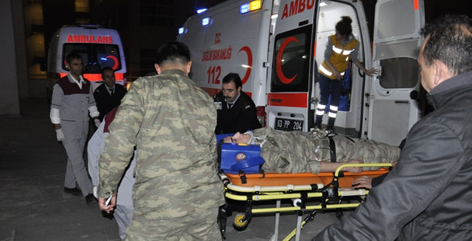 Askeri araç devrildi: 6 yaralı