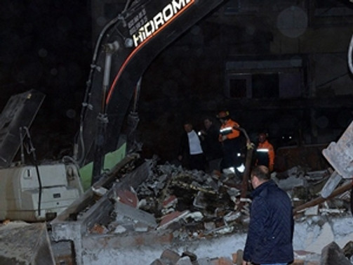 Amasya'da yıkımına başlanan bina çöktü