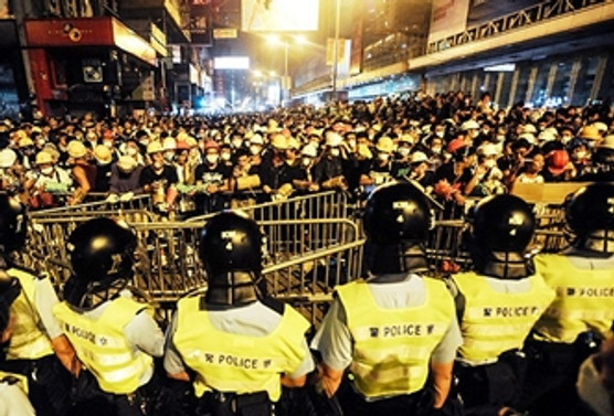 Hong Kong protestolar sürüyor: 37 gözaltı